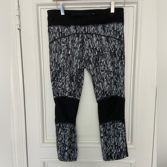 Nike Dri Fit Capri Leggings Black White Gray Mesh Back Cutouts & Pocket Medium - Picture 6 of 11